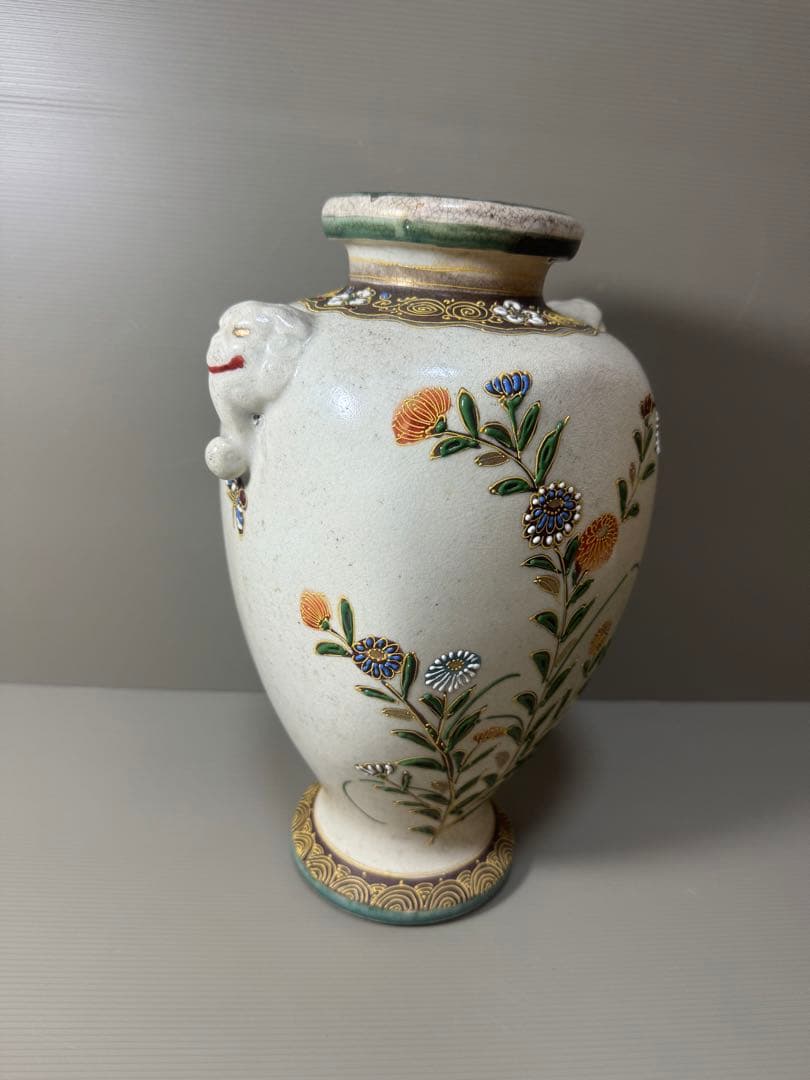 2107 明治時代 名工【寿山造】 薩摩焼 金彩色絵花蝶文 花瓶 時代物