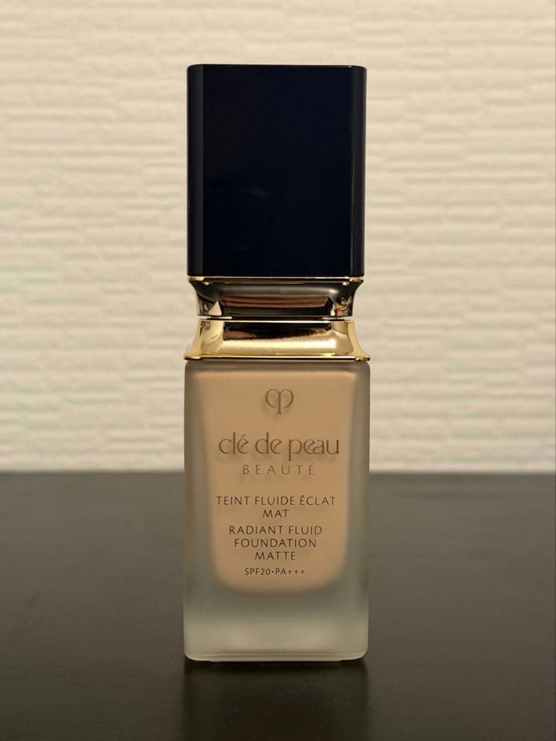 【新品未使用】タンフリュイドエクラ　マット・オークル00 美品】クレ・ド・ポー ボーテ タンフリュイドエクラ マット オークル00