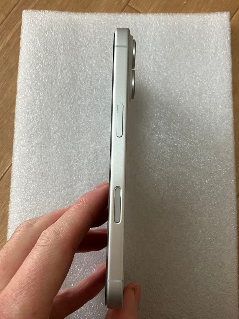 iPhone17 256GB ホワイト 充放電回数2回 Appleケア27年9月 - メルカリ