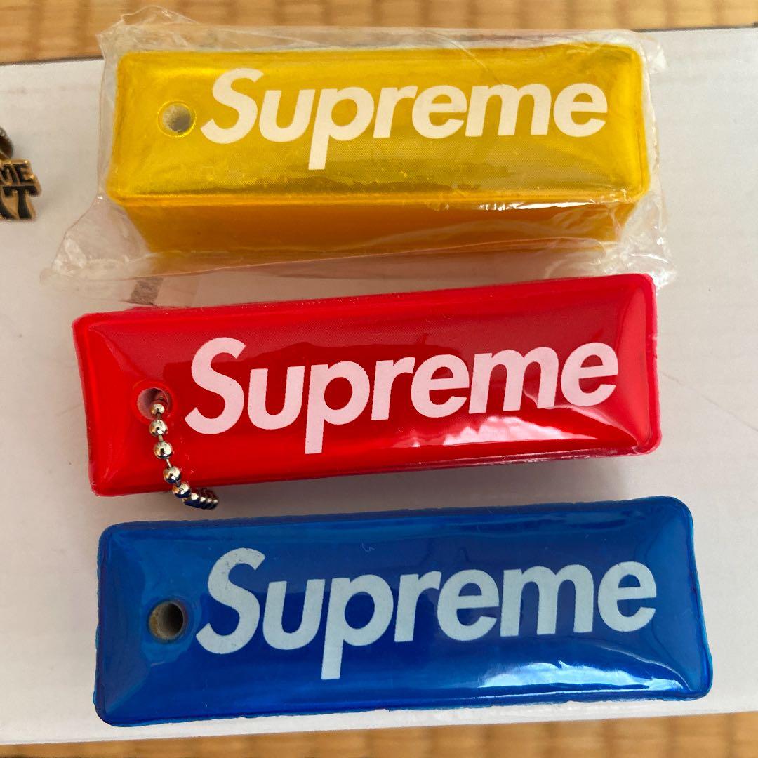 supreme 小物セット ピンバッジ ピンズ パフィーキーチェーン - メルカリ