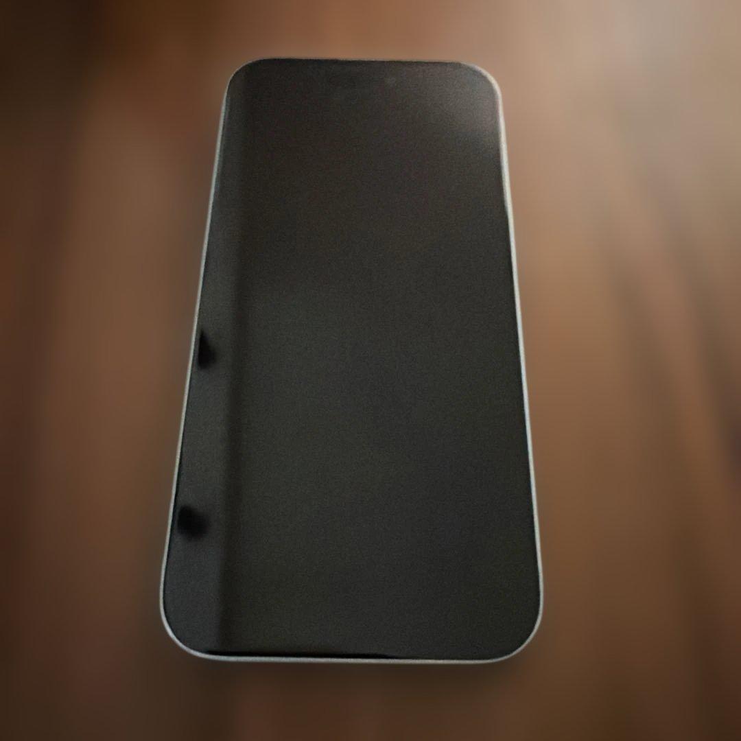 iPhone 15 256GB ホワイトSIMフリー｜背面割れ有（基盤一部露出） iPhone15 256gb 背面割れ有り バッテリー89% iPhone15 256gb 背面割れ