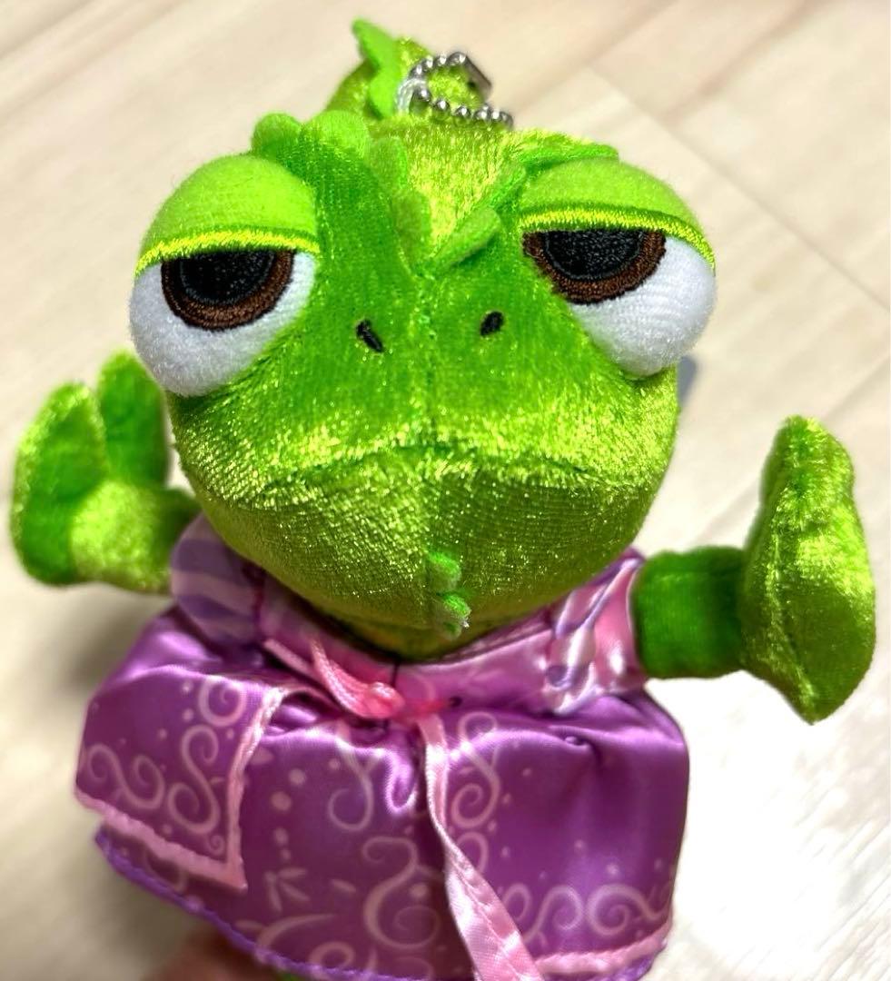ディズニー ストア 塔の上の ラプンツェル パスカルぬいぐるみ バッジ