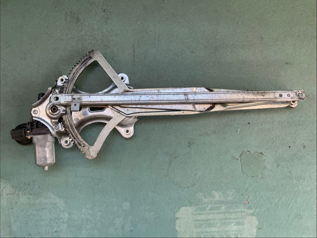 d*i様 ハイエース レジアスエース パワーウィンドウレギュレータ