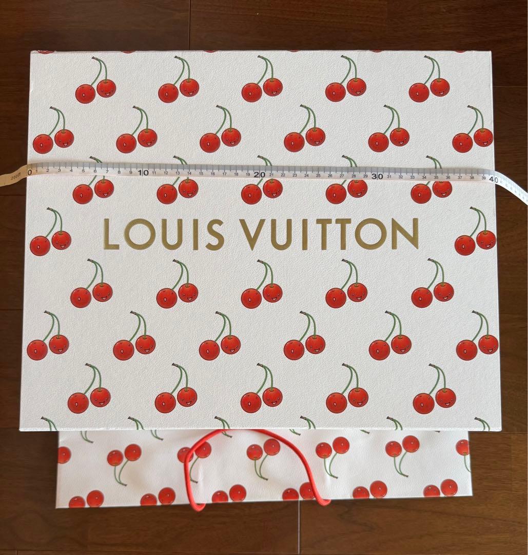 LVチェリー柄ショップ袋1枚、チェリー柄ダンボール1点、包装用紐1点 ルイ·ヴィトン】「LOUIS VUITTON × MURAKAMI」の第2章「チェリー