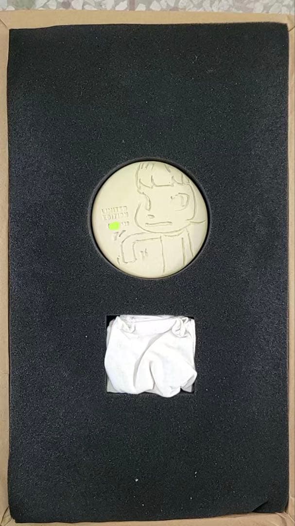 奈良美智「HAND SEARCHING」限定フィギュア - メルカリ