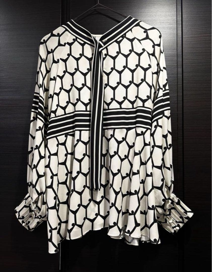 ADOREアドーア】ヘキサゴンプリントブラウス38《ホワイト