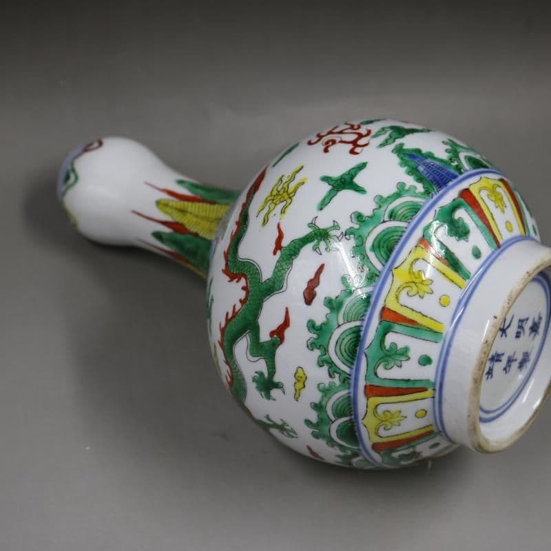 大明 嘉靖 青花五彩 雲龍紋 瓶 景徳鎮 花瓶 陶磁器 装飾品 美術品