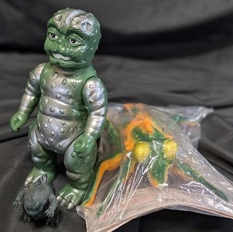 ミニラ（ブルマァク復刻）＆未開封カマキラス（マルサン）ソフビ２体セット＋１ ミニラ（ブルマァク復刻）＆カマキラス（マルサン）ソフビフィギュア2