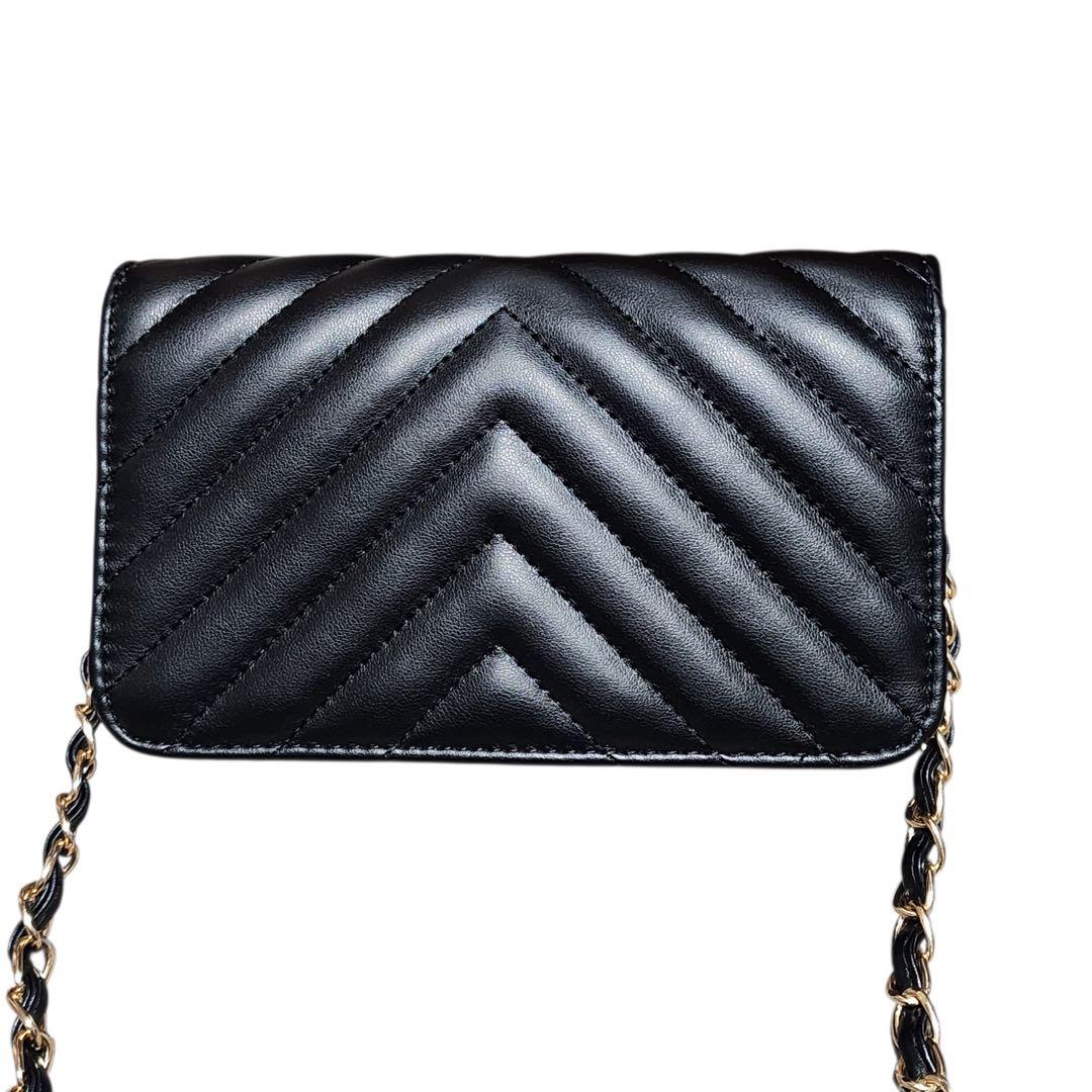 CHANEL ショルダーバッグ Vステッチ ゴールドチェーン ノベルティ