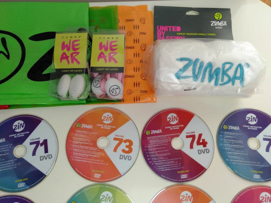 ZUMBA ズンバ DVD49枚 CD48枚 タオル 光る靴紐 ショップバッグ - メルカリ