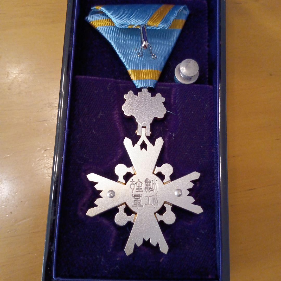 極美品】瑞宝双光章 H15制度改正後 新型 完品 本物保証 勲章 純銀製