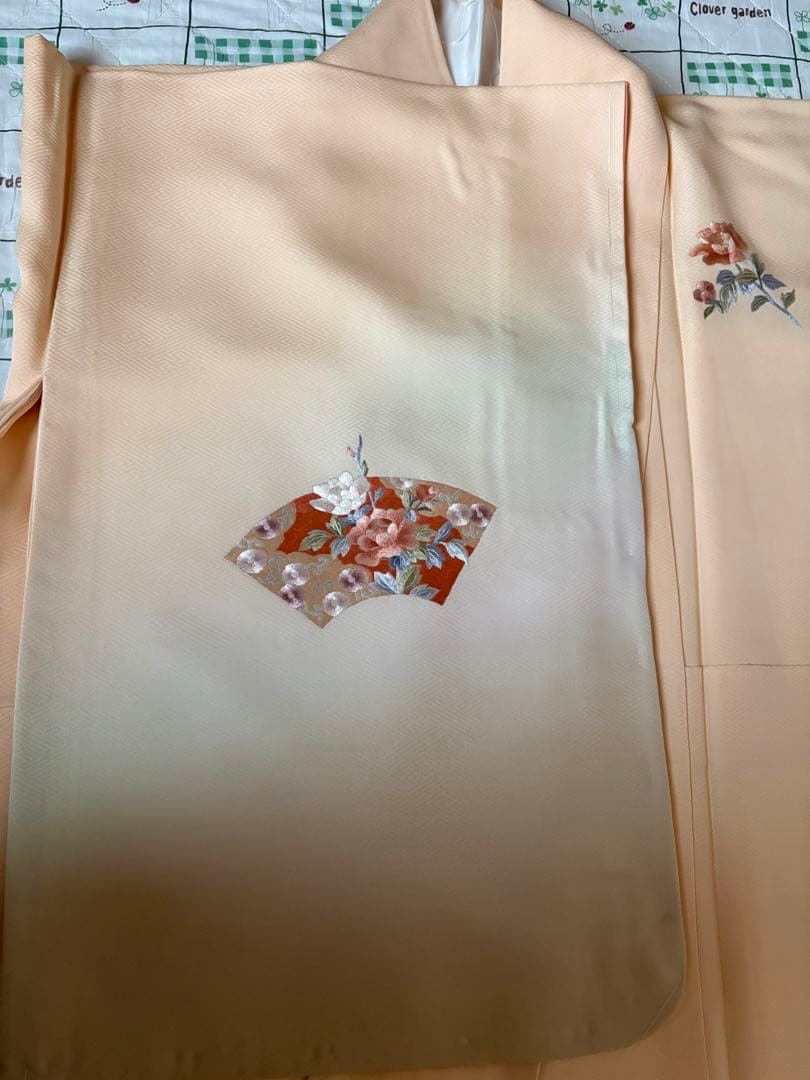 新品 しつけ糸付き 訪問着 扇に梅文様 手刺繍 淡色 古典柄 - メルカリ 新品