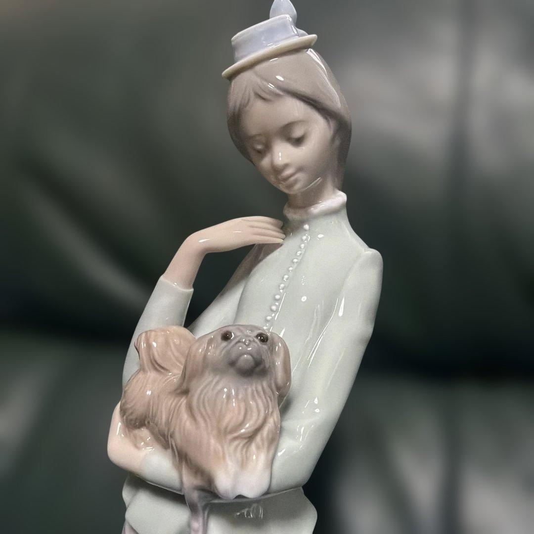 リャドロLLADROの大型陶器 仔犬を抱く貴婦人 - メルカリ