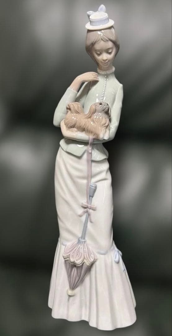 リャドロLLADROの大型陶器　仔犬を抱く貴婦人 リャドロLLADROの大型陶器 仔犬を抱く貴婦人 - メルカリ