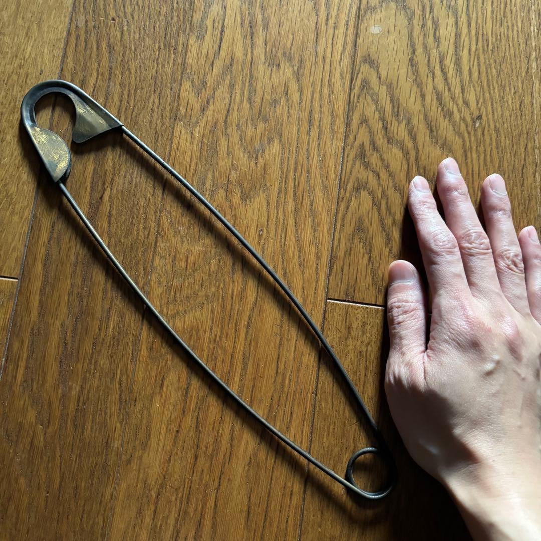 も*る様 beauty:beast レア】真鍮製巨大安全ピン 90's - 小物オリジナル