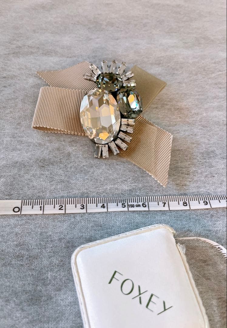 FOXEY リボン付きクリスタルブローチ - メルカリ
