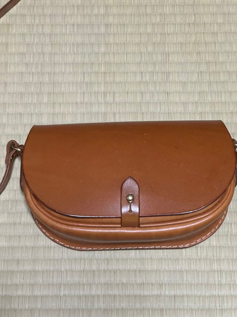 ヘルツ　ギボシミニショルダー メンズレディース問わずにおすすめのギボシ留めミニショルダーバッグ