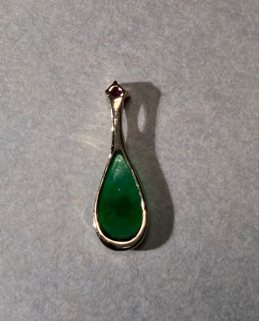 翡翠（ロウカン）とルビーの涙型ペンダントトップ
