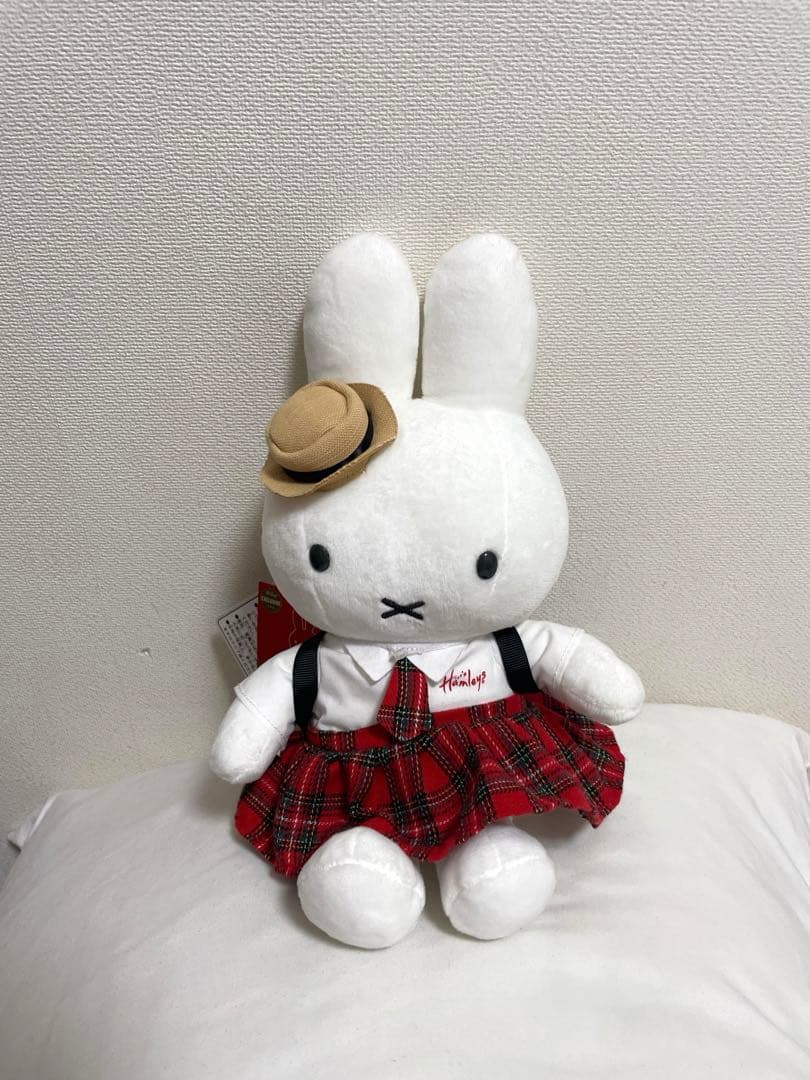 ミッフィー　Hamleys miffy ぬいぐるみ Amazon.co.jp: Miffy Hamleys Exclusive Mascot Plush Toy : Toys & Games