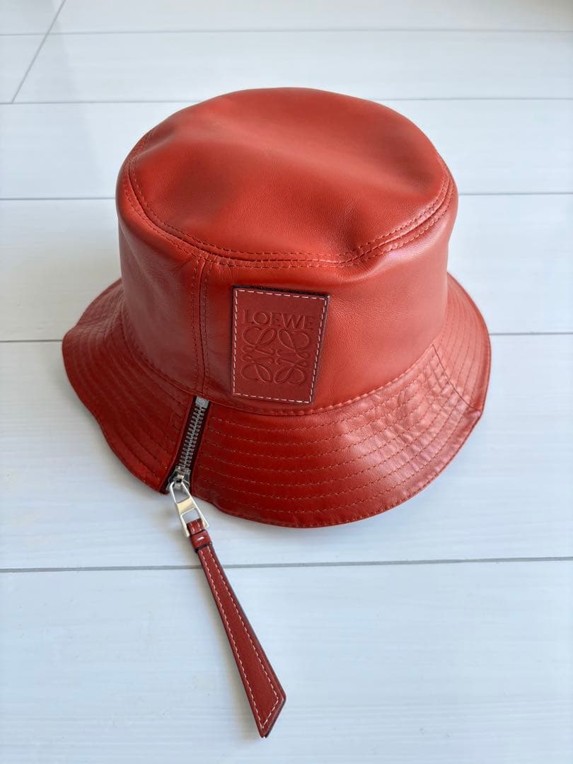 LOEWE レザー バケットハット レッド LOEWE パッチバケットハット｜トゥモローランド 公式通販