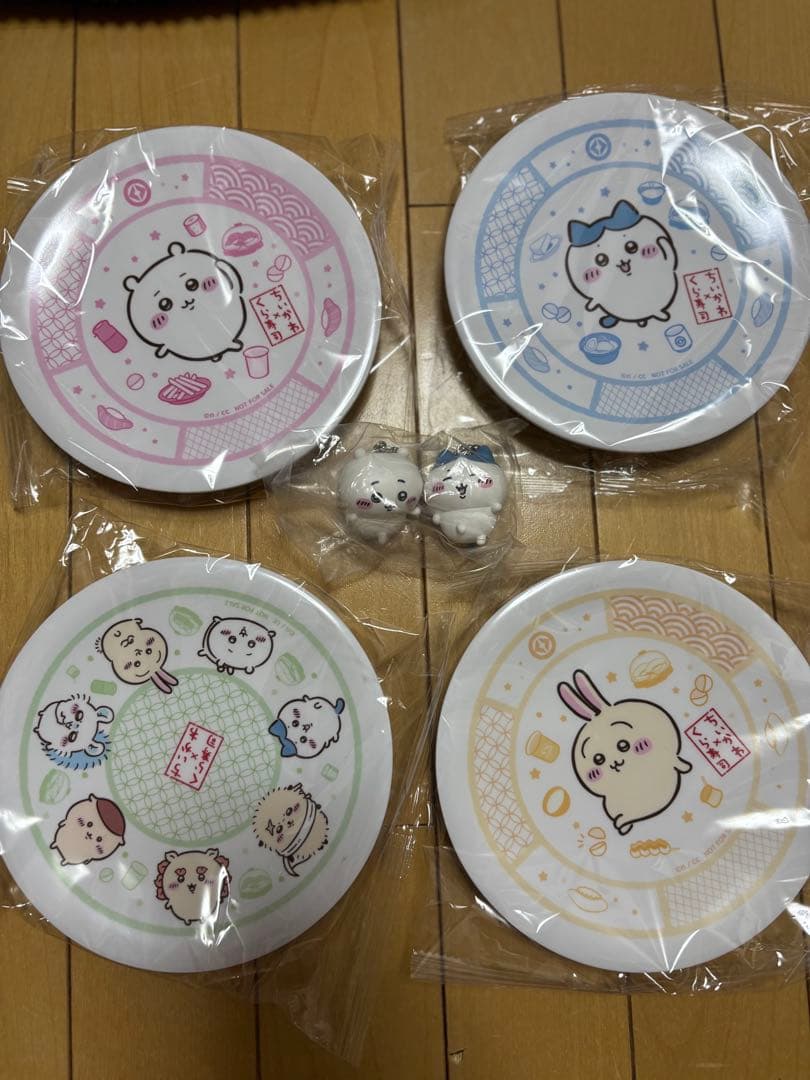 ちいかわ　寿司皿　キーチェーン ◇ちいかわの「寿司皿」や「フィギュア全5種」【写真】：中日スポーツ