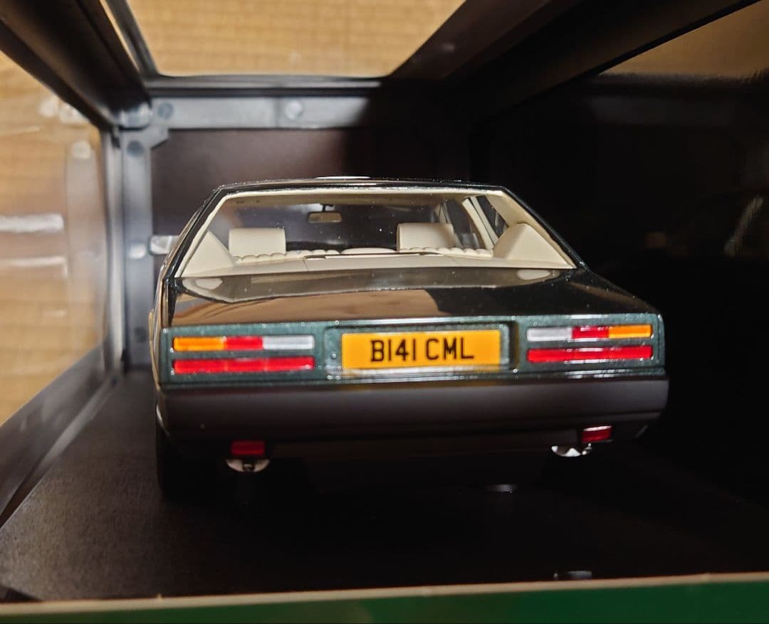 ①CULT 1/18 アストンマーティン・ラゴンダ 1985 グリーンメタリック