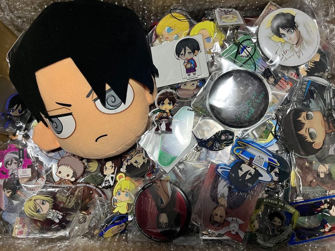 進撃の巨人 グッズ 400個以上 大量まとめ売り - メルカリ
