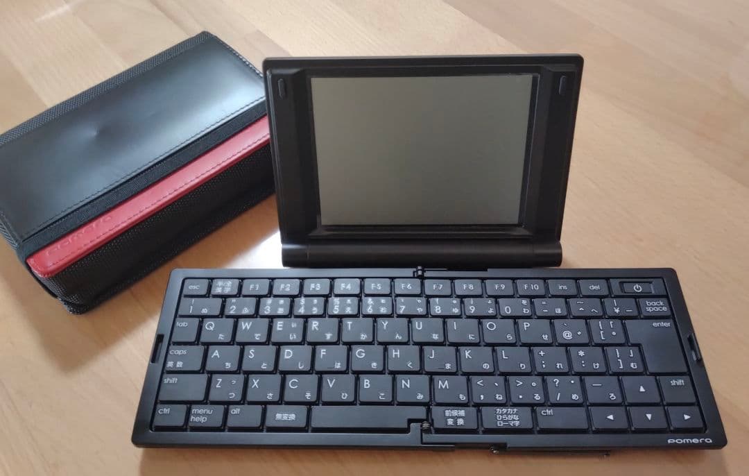 【美品】KING JIM pomera キングジム ポメラ DM25 ケース付き デジタルメモ「ポメラ」に、折りたたみタイプの決定版！「ポメラ」DM25