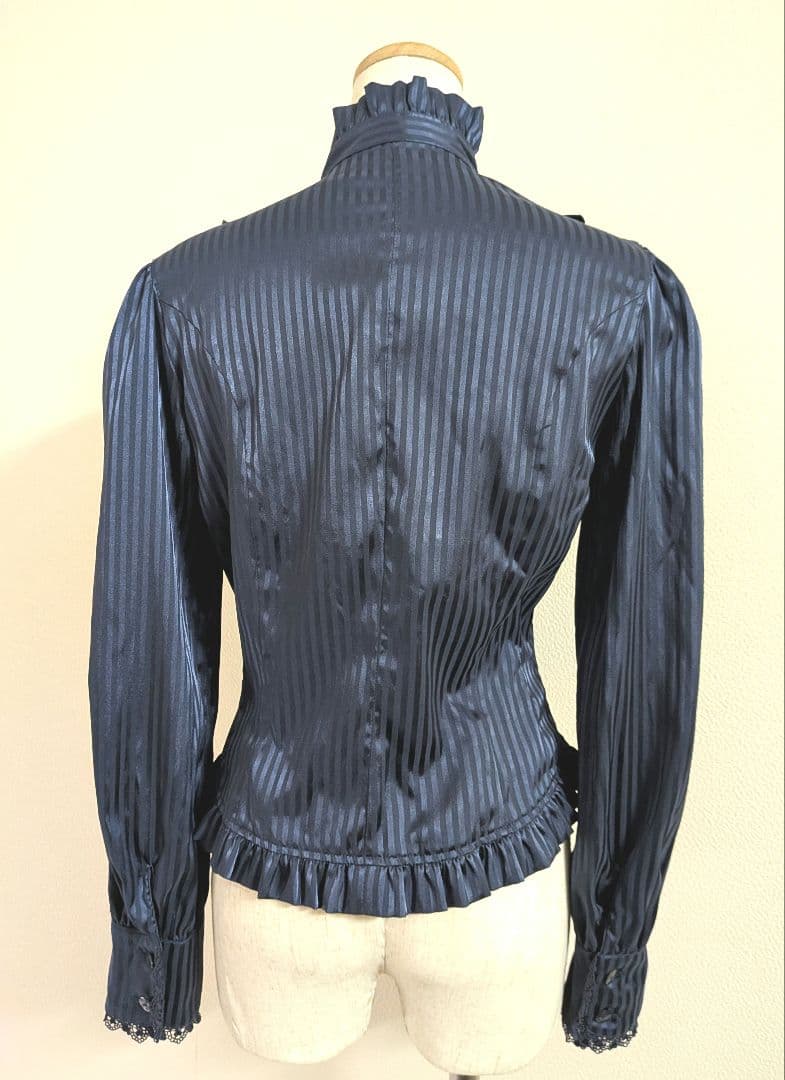Innocent World サテンストライプブラウス ネイビー - メルカリ