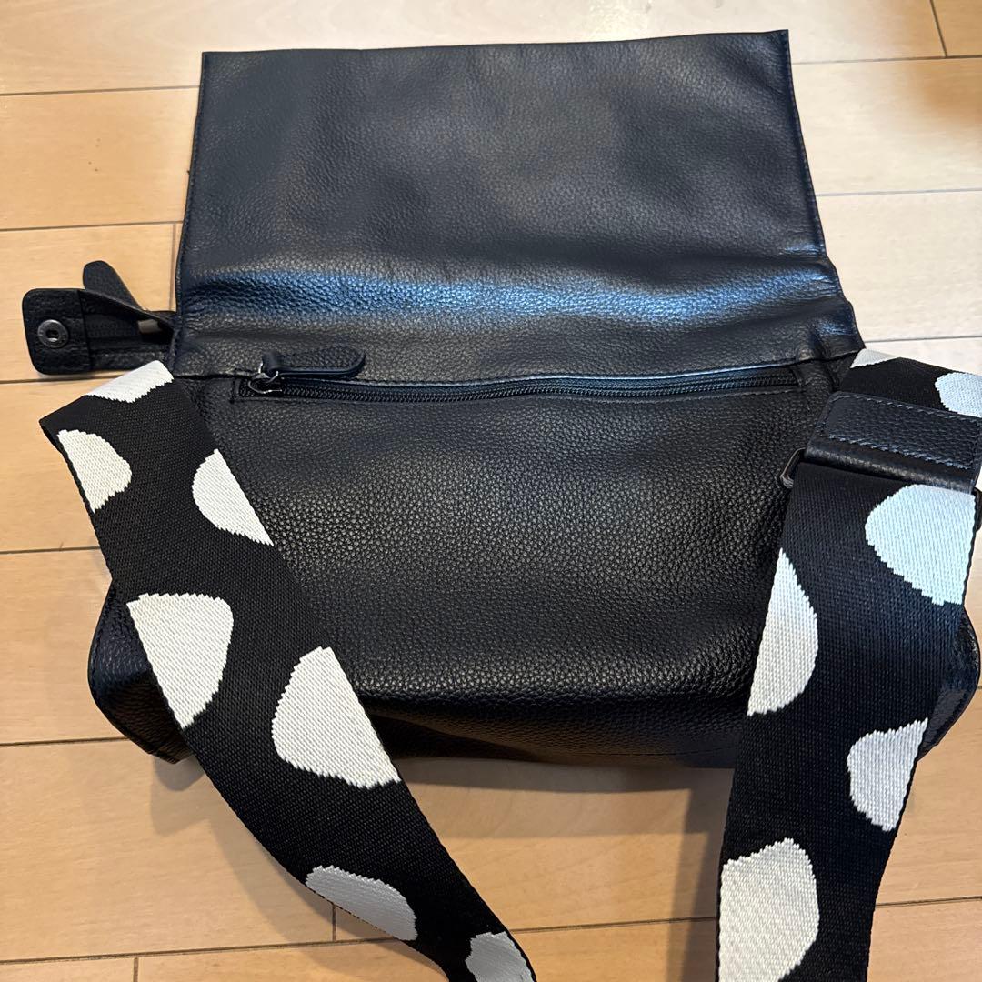 イアパピヨネ　《本革/470g》ワイドテープショルダーバッグ/ボディバッグ