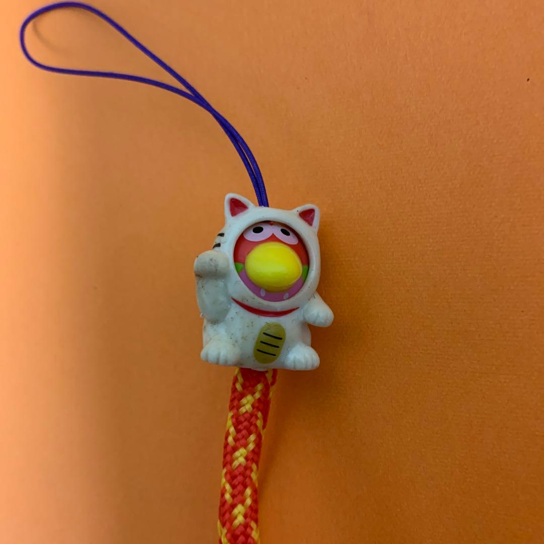 招き猫 いちごキョロちゃん ストラップ - メルカリ