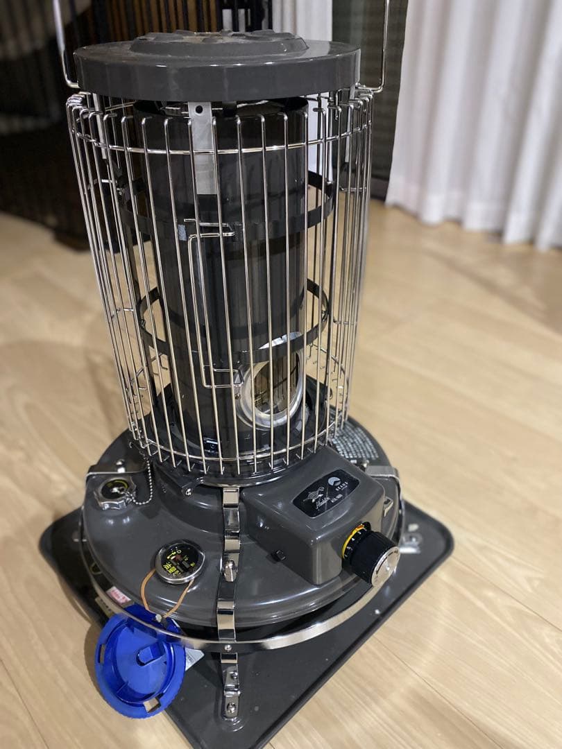 アラジン　ブルーフレーム　BEAMS別注　墨黒　灯油ストーブ アラジン、BEAMSコラボの限定ストーブ「墨黒色」。人気色の再販も