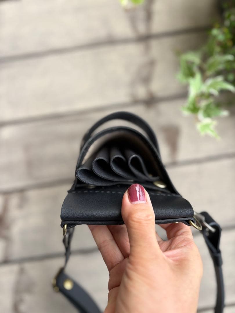 ヌメ革ブラック、ハラコカウの軽量コンパクトシザーケース