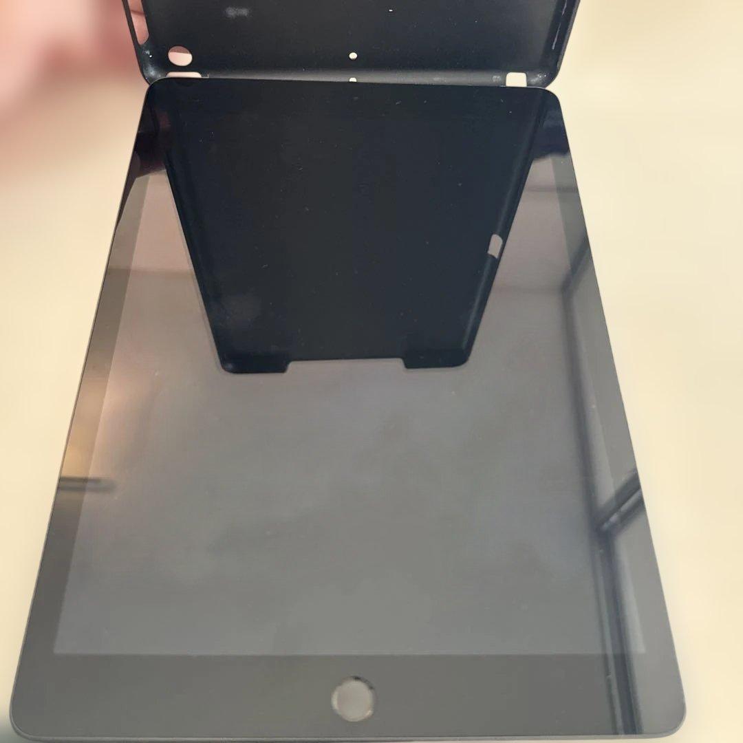 iPad（画面割れ） iPad 7 画面割れ】画面全体がバキバキに割れてしまったiPad 7 の