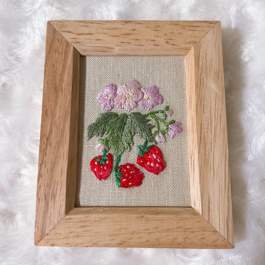 ハンドメイド 刺繍フレーム いちご - メルカリ