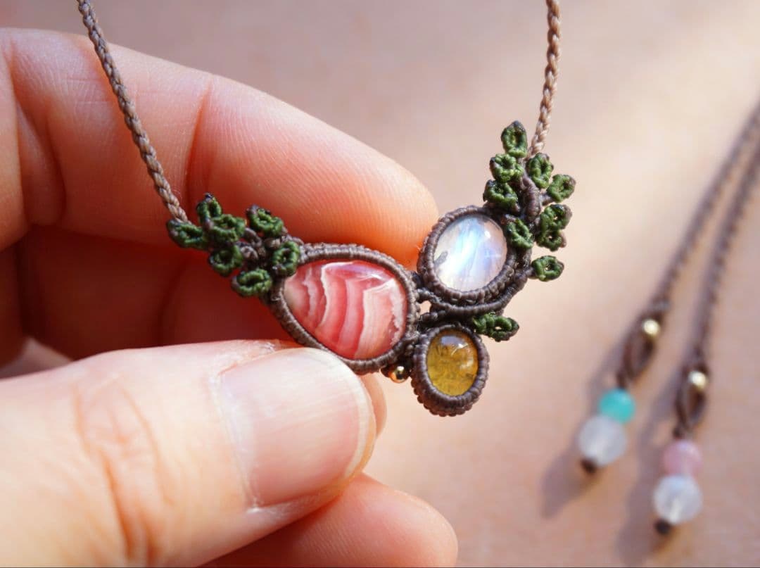 《森の妖精のネックレス》インカローズ　レインボームーンストーンマクラメネックレス