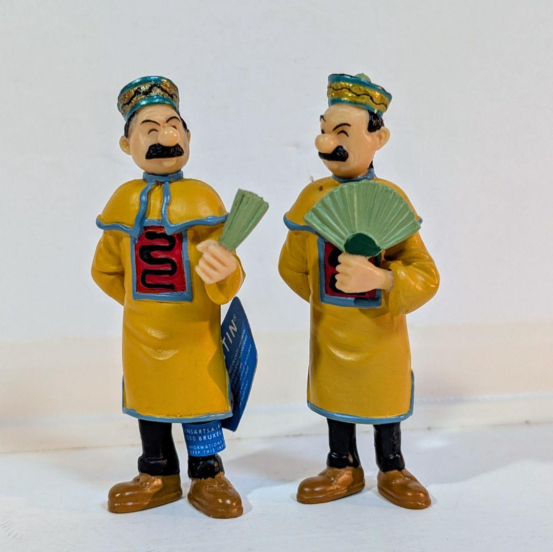 タンタンの冒険/青い蓮」に登場する双子の刑事デュポンとデュボンの