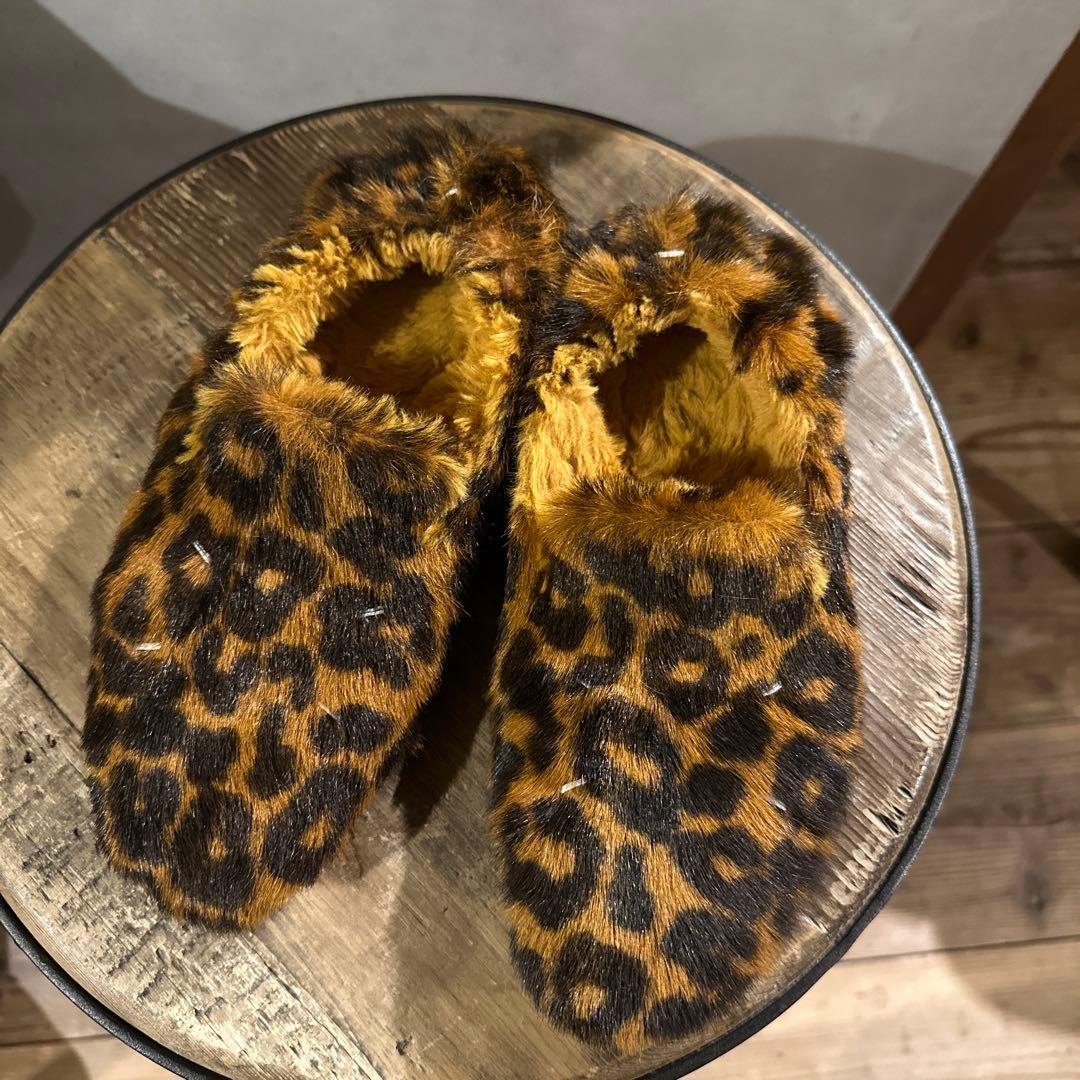 メゾンマルジェラ ヒョウ柄フェイクファーフラットシューズ36 - メルカリ