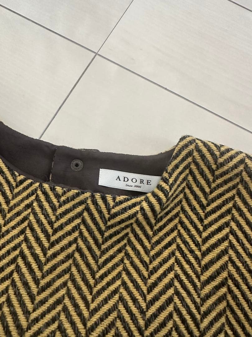 ADORE バックボタン ヘリンボーン ブラウス 38 - メルカリ