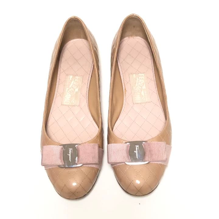 フェラガモ ヴァラ　キルティング　フラットシューズ　エナメル　24.5cm