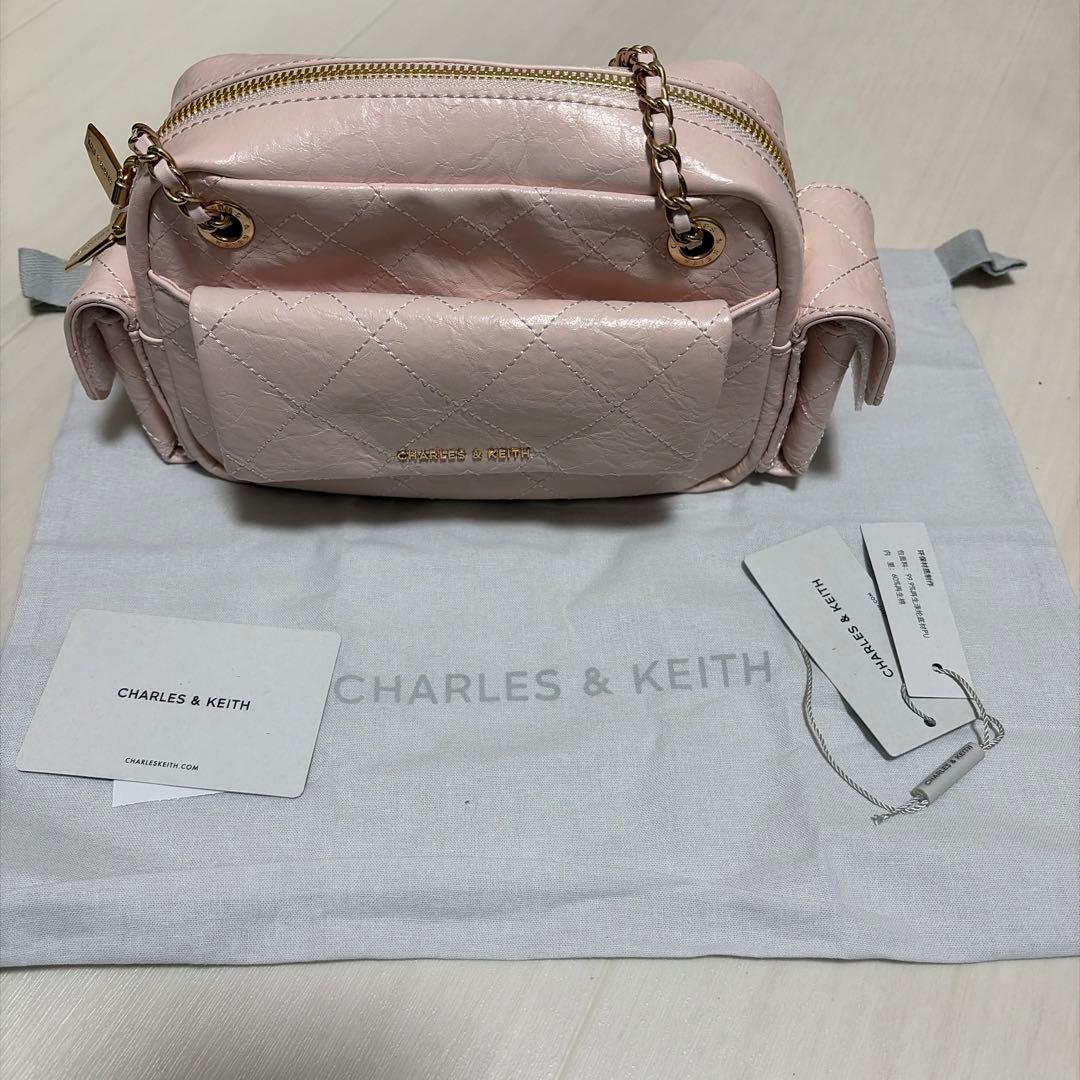 Duo ドゥオ キルトクロスボディーバッグ　チャールズ&キース　ピンク Duo ドゥオ キルトクロスボディーバッグ - ソフトピンク | CHARLES