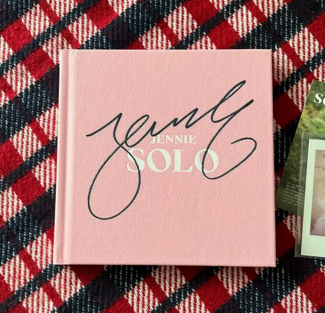 JENNIE SOLO アルバム ピンク BLACKPINK JENNIE Album [SOLO] CD + Photobook + Lyrics Postcard +