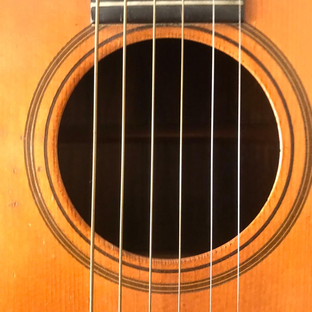 小さめのギター　HOWARD E.B.GUILD