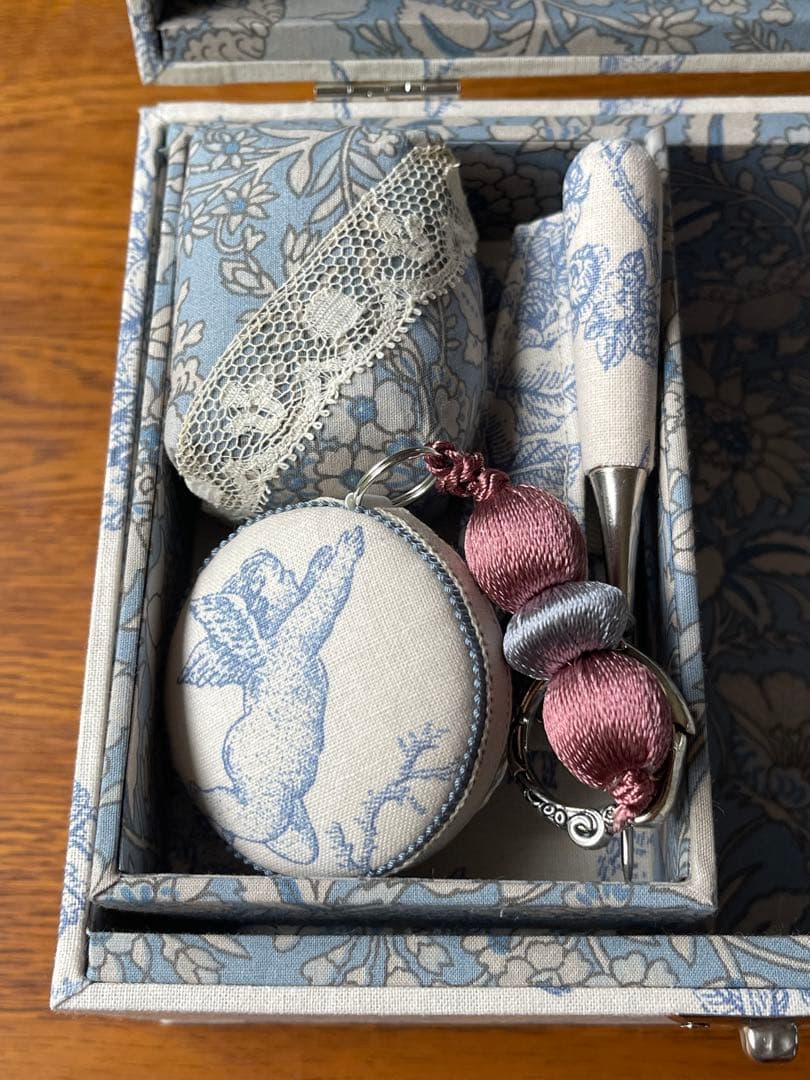 カルトナージュ裁縫箱(中) 天使と薔薇 小物達も可愛い‼️ - メルカリ