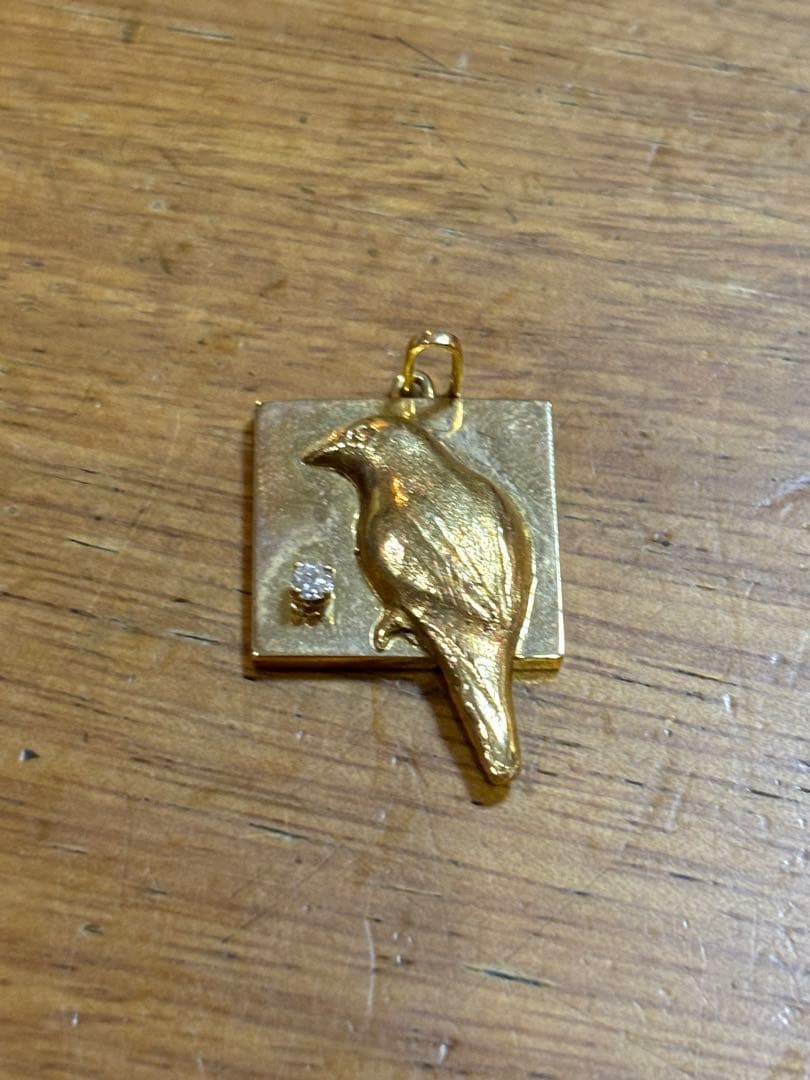 ペンダントトップ　18金　鳥 k18 ゴールド ネックレス ペンダントトップ ツバメチャーム つばめ 鳥