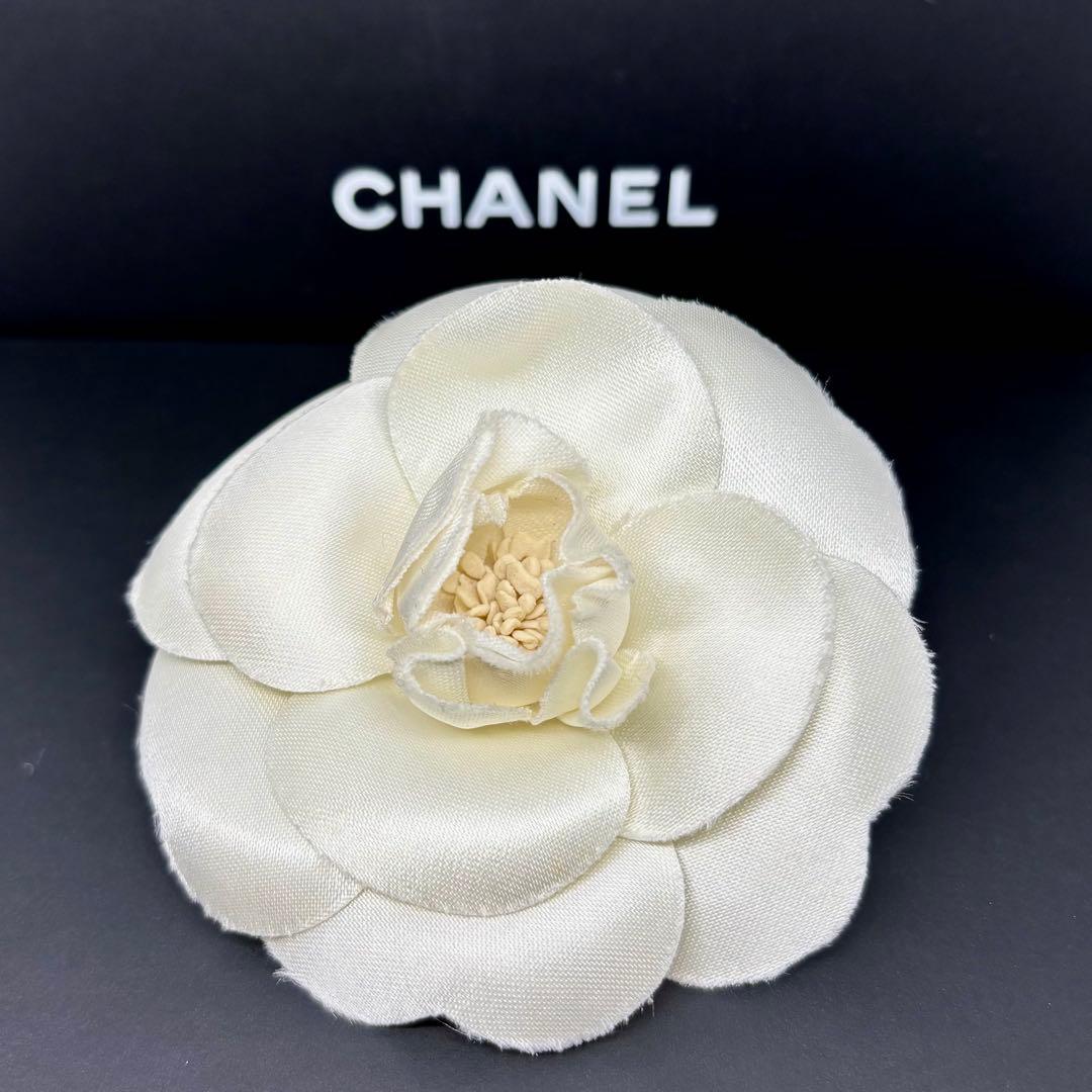 【美品】【シャネル】コサージュ ブローチ カメリア 白 入園式 入学式 式典など CHANELシャネル カメリアコサージュ ブローチ シルク ホワイト 卒業
