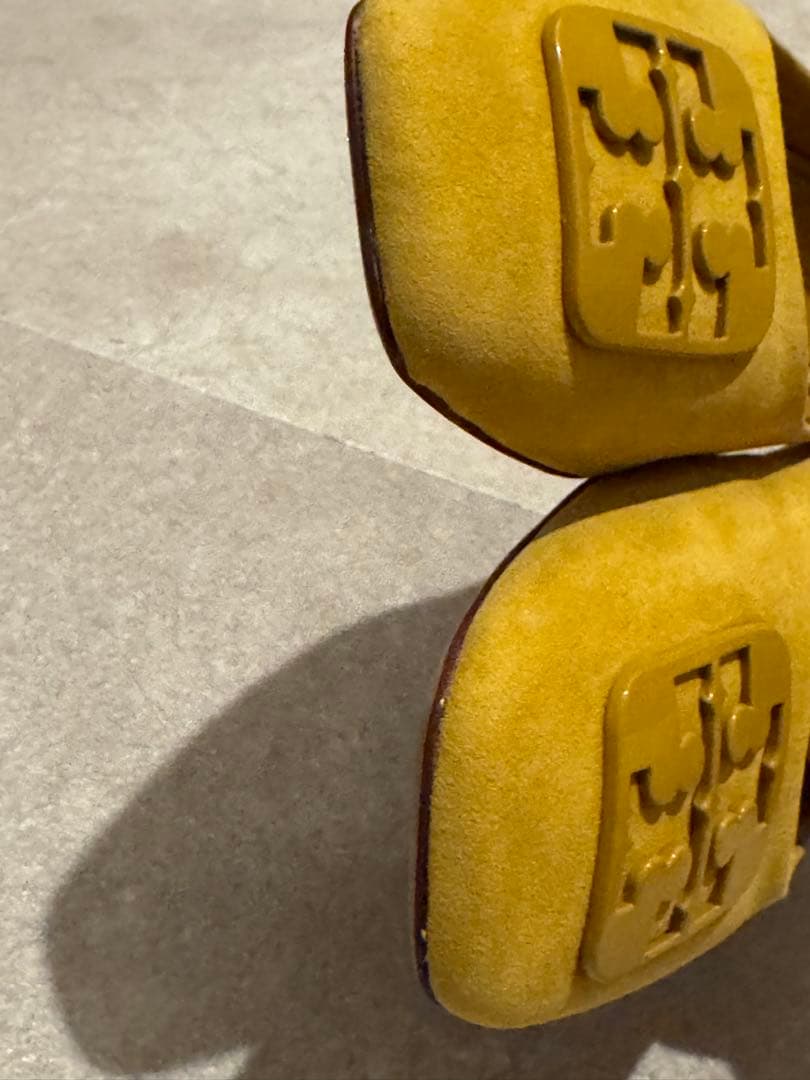 Tory Burch 23.5cm フラットシューズ スエード 黄色 ロゴ