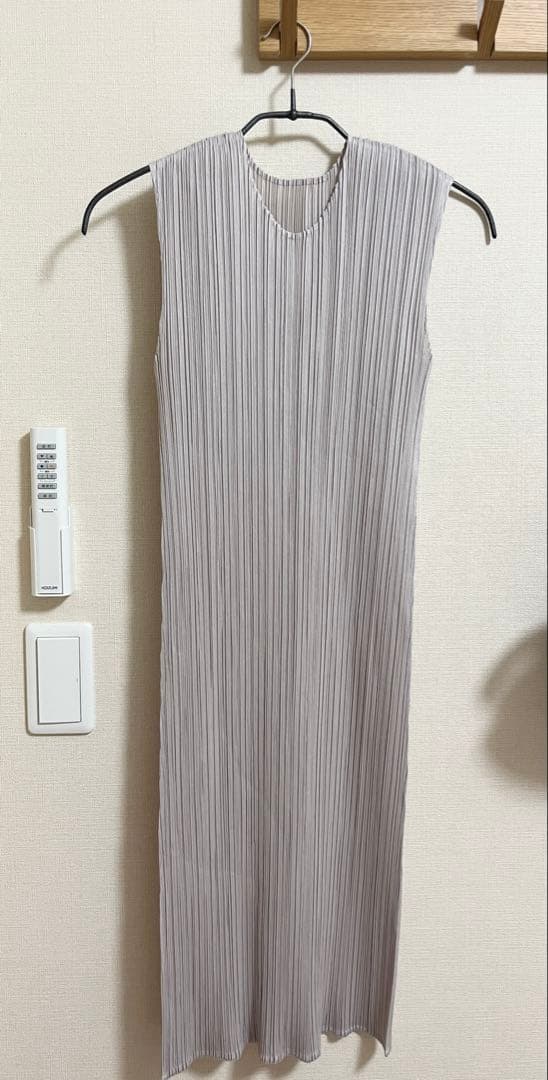 プリーツプリーズ ワンピース グレージュ basics - メルカリ