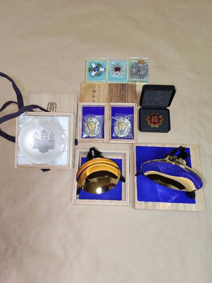 消防団勲章 ９品 金盃２個・銀盃１個 その他 Yahoo!オークション - 消防団 功績章 記念章 勲章 表彰 バッジ シルバ