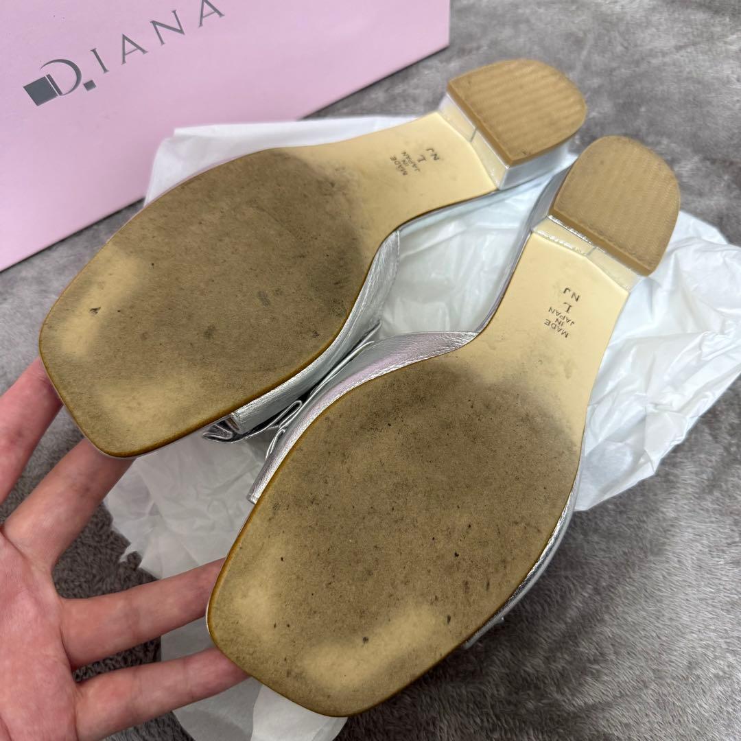 D.IANA フリル付きシルバーサンダル - メルカリ